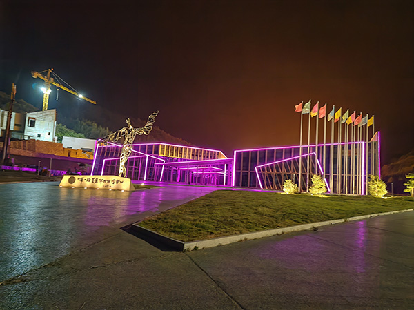 城市亮化是现代城市建设的重要组成部分，它不仅可以美化城市的夜景，还能提升城市的整体形象。随着科技的不断进步，城市亮化也得到了更多的关注和创新。本文将介绍一些关于城市亮化的创意和技术，帮助读者了解霍尔果斯城市亮化的重要性以及如何进行霍尔果斯城市亮化的规划和实施。